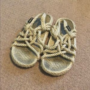 Gurkees women’s woven sandals - size 8